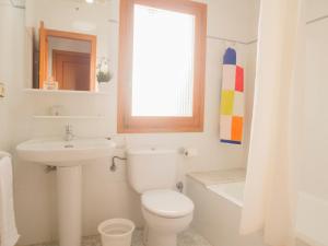 Koupelna v ubytování Apartamentos Marineu Jazmines + 7 fotografií