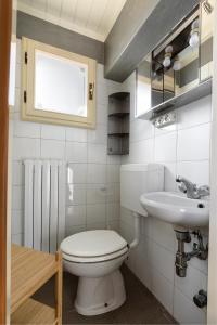 bagno con servizi igienici e lavandino di THE MONTEVECCHIA HOME - FRIDA APARTMENT a Montevecchia