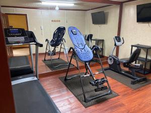 Fitness centrum a/nebo fitness zařízení v ubytování Rose City Inn & Suites