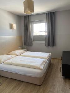 Posteľ alebo postele v izbe v ubytovaní EXCLUSIVE APARTMENTS - inclusive Zell am See-Kaprun Sommerkarte und unbegrenztem Tauern SPA Eintritt