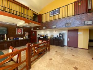Kuchyň nebo kuchyňský kout v ubytování Rose City Inn & Suites