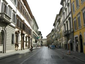 フィレンツェにあるMDR Duomo Apartmentの自転車に乗る人