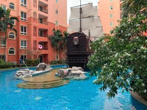 einem Wasserpark mit einem Piratenschiff vor einem Gebäude in der Unterkunft Seven Seas Condo Resort Jomtien in Jomtien Beach