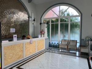 a lobby with a waiting area with chairs and a window at Seven Seas Condo Resort Jomtien in Jomtien Beach