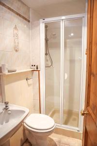 een badkamer met een douche, een toilet en een wastafel bij Cottages-Whitby in Whitby