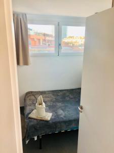 Cama en habitación con 2 ventanas y cama sidx sidx sidx sidx en Hab Doble Bano Privado Piso Compartido Ciudad Artes Ciencia, en Valencia