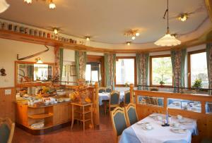 A restaurant or other place to eat at Sieglhub Chalets - Appartements - Hotel