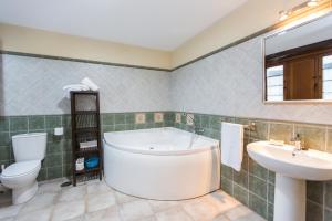 Koupelna v ubytování Apartamentos Casa Mateo + 18 fotografií