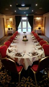 een lange eetkamer met een lange tafel en stoelen bij Mercator in Vendôme