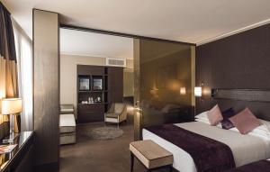 Postel nebo postele na pokoji v ubytování Rome Life Hotel