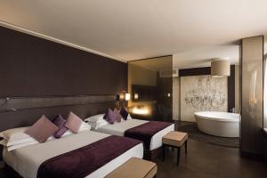 Postel nebo postele na pokoji v ubytování Rome Life Hotel