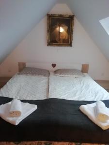 Una cama o camas en una habitación de ODAI