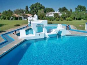 een groot zwembad met blauw water bij Pedras Del Rei I in Tavira +24 foto's