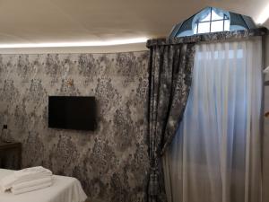 TV a/nebo společenská místnost v ubytování Locanda Cavanella + 37 fotografií