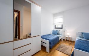 małą sypialnię z łóżkiem i lustrem w obiekcie PUNTA MARY house with apartment w mieście Umag