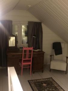 a desk and a chair in a room with a desk and a chair at Villa Kunkku in Kuivakangas +29 photos
