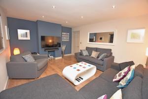 a living room with two couches and a table at FREE Parking, Stylish and Spacious Bungalow in Bath