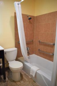 Ett badrum på SureStay Hotel by Best Western Portland City Center