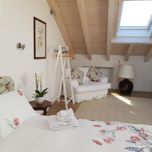 sypialnia z 2 łóżkami i oknem w obiekcie DE PIANTE GUEST w mieście Busto Arsizio