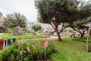 un parque con un montón de flores y árboles en Departamento Inti, en Cusco