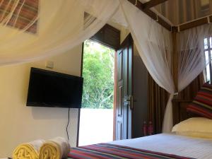 TV a/nebo společenská místnost v ubytování Lanka Villa Mirissa