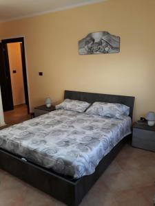 un letto in una camera da letto con una foto sul muro di lady casa a Brindisi