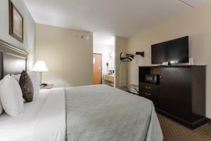 A bed or beds in a room at Grand View Inn & Suites