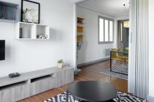 A television and/or entertainment centre at Marrubi - Basque Stay