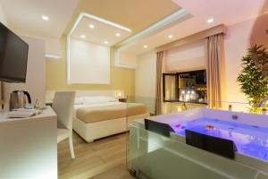 una camera d'albergo con una grande vasca in una stanza di Le Suites Del Duomo a Catania