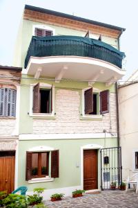 a building with a balcony on top of it at N216 - Numana, cielo-terra nei vicoli a 200mt dal mare in Numana