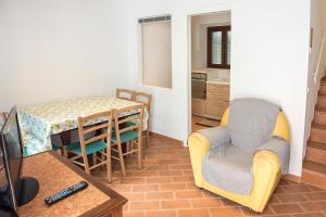 uma sala de estar com uma mesa de jantar e cadeiras em N216 - Numana, cielo-terra nei vicoli a 200mt dal mare em Numana