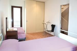 a bedroom with two beds and a desk and a chair at N216 - Numana, cielo-terra nei vicoli a 200mt dal mare in Numana