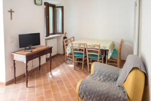 a living room with a couch and a table with a tv at N216 - Numana, cielo-terra nei vicoli a 200mt dal mare in Numana