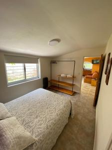 ein Schlafzimmer mit großem Bett und Fenster in der Unterkunft RINCÓN SERENO... Un lugar para disfrutar.... in Villa General Belgrano + 7 Fotos