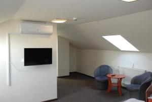 TV a/nebo společenská místnost v ubytování Hotelik Manhatan