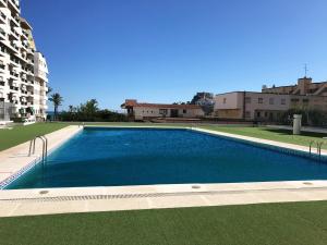 una gran piscina en medio de un edificio en Apartamentos Peñíscola Playa 3000, en Peñíscola
