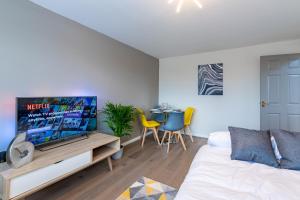 Televisyen dan/atau pusat hiburan di Edge of Town Luxury