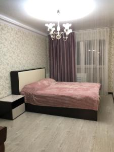 Apartment in centre of Kislovodsk房間的床
