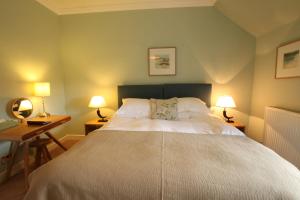 Tempat tidur dalam kamar di The Colonsay Hotel