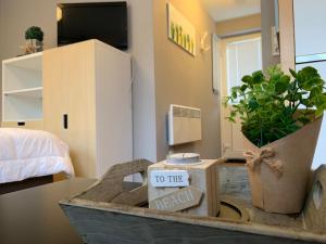 a room with a table with a box with a sign to the beach at Texelheerlijk 2 in De Koog