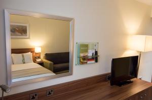 Postel nebo postele na pokoji v ubytování Holiday Inn Leeds Garforth by IHG
