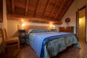 a bedroom with a bed and a wooden ceiling at Agriturismo Braccicorti in Pieve Fosciana