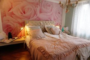 ein Schlafzimmer mit einer großen rosa Rosenwand in der Unterkunft Le Chateau De Frankie spas-saunas in Grand-Reng - Erquelinnes