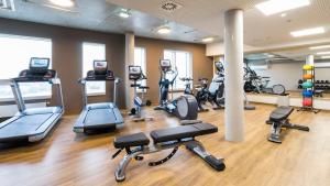 - une salle de sport avec un groupe de vélos d'exercice dans l'établissement Holiday Inn Hamburg - City Nord, an IHG Hotel, à Hambourg