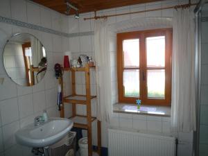 Un baño con lavabo, espejo y ventana. en Ferienbauernhof Bosch, en Fünfstetten 23 fotos más