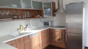 Kuchyňa alebo kuchynka v ubytovaní Apartmány EDDY