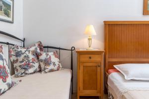 スヴェタ・ネデリャにあるVilla Perkaのベッドルーム1室(ベッド2台、ナイトスタンドのランプ付)