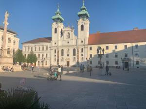 un gran edificio con gente caminando delante de él en ORIGO, en Győr