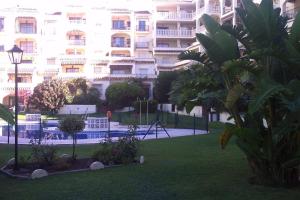 einem Park vor einem großen Gebäude in der Unterkunft Apartamento Bellasol in Mijas