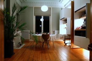 a living room with a table and a dining room at B&B AubergInn in Tessenderlo